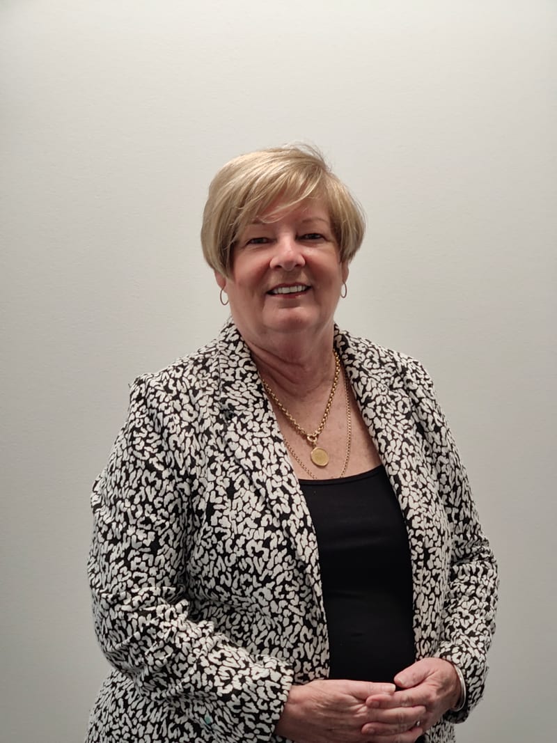 Sue Vukici, Accountant